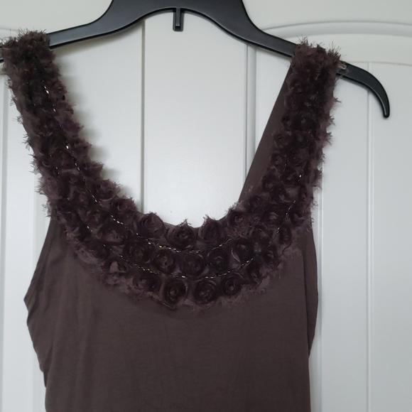 Dress with flower details on neckline - Picture 2 of 3